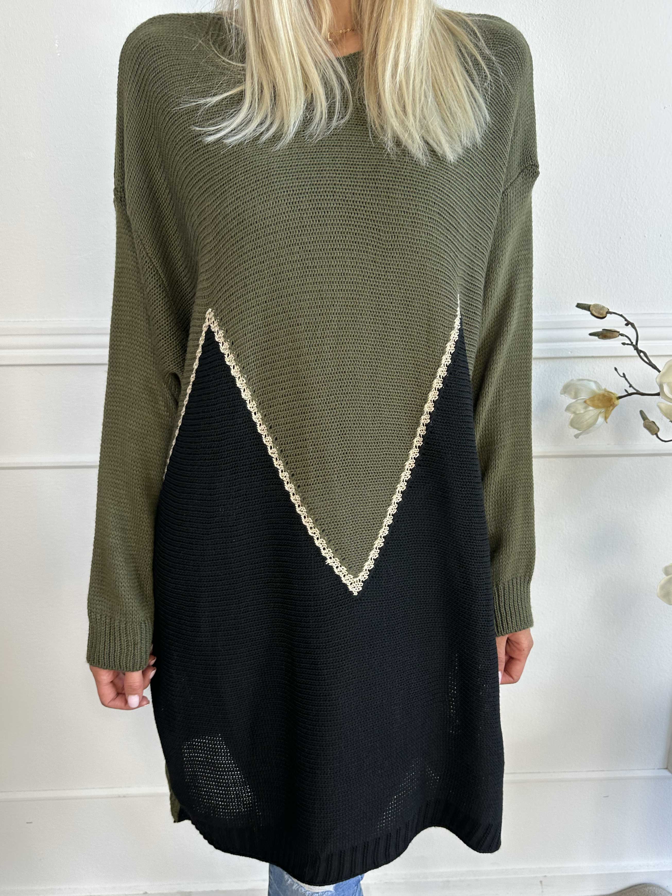 Amara - Tofarvet strikkjole med gulddetaljer